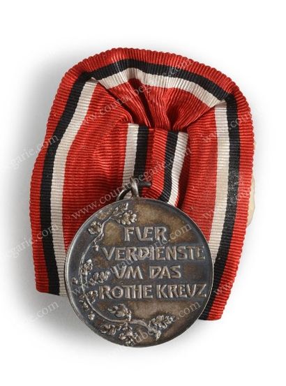 [ALLEMAGNE] 
Médaille de Croix-Rouge avec ruban, travail de la Maison Werner à Berlin,...