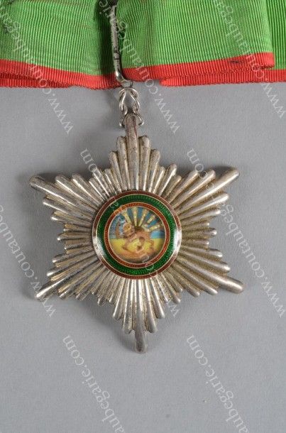 [IRAN] 
Croix de l'Ordre du Lion, Modèle commandeur, avec ruban cravate. Travail...