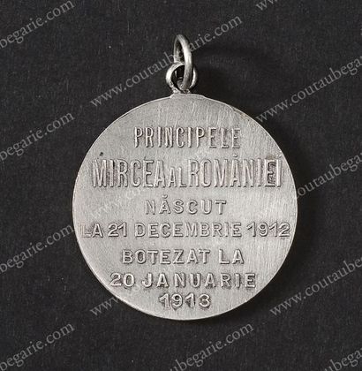 null MIRCEA, prince de Roumanie (1912-1916). 
Petite médaille pendentif en argent,...