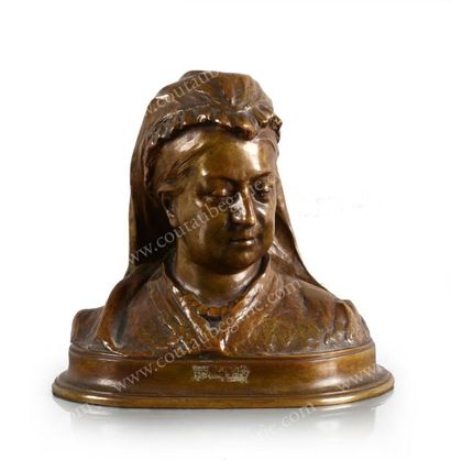 MAUBERT L. 
Buste de la reine Victoria de Grande-Bretagne. 
Bronze à patine verte,...