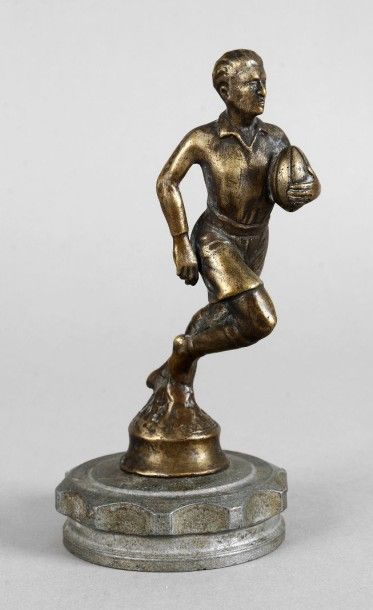 Charles (XV-XXe) 
Sculpture en bronze. «Rugbyman». Circa 1920. Signée sur le socle....