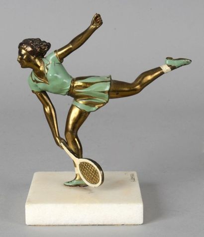 null Sculpture en régule sur socle quartz. «Joueuse de Tennis». Signée A. Verneze...