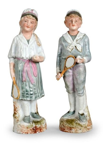null Paire de statuettes en biscuit polychrome. «Couple de joueurs». Circa 1900....