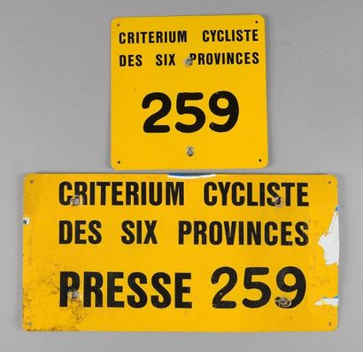 null Lot de 2 plaques de véhicule «presse» pour le criterium cycliste des Six Provinces....