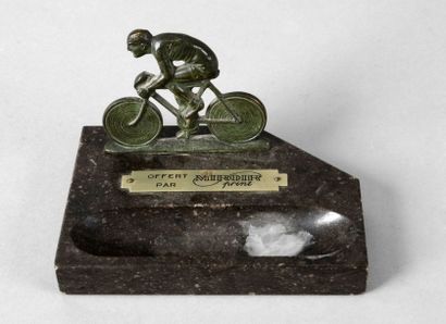 null Vide poche offert par la revue Miroir Sprint. Cycliste en bronze sur socle marbre....
