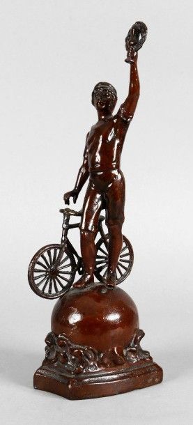 null Sculpture en régule «Le Cycliste vainqueur» signée 
P. de Soete (1886-1948)....