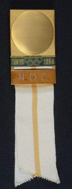 null 1964. Tokyo. Badge officiel N.O.C. «Comité National Olympique». En métal doré...