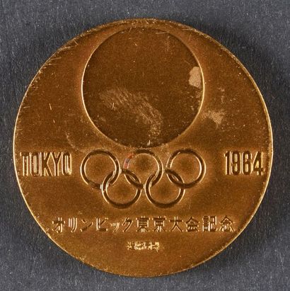 null 1964. Tokyo. Ensemble de 2 médailles souvenir de la XVIIIe Olympiade d'été....