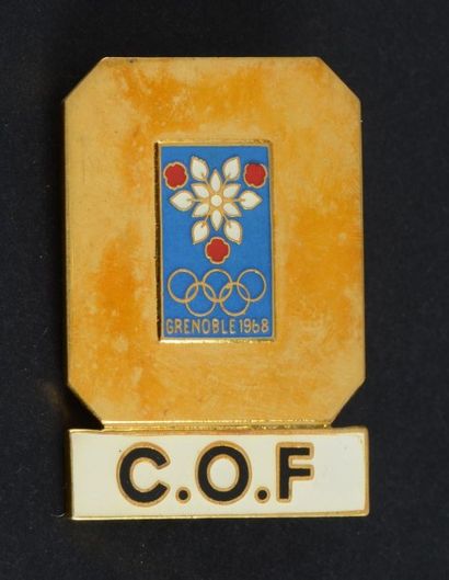 null 1968. Grenoble. Badge officiel C.O.F. émaillé fond doré. Par Arthus Bertrand....