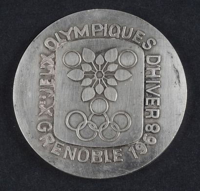 null 1968. Grenoble. Médaille commémorative des Xe Jeux d'Hiver. Offert par le comité...