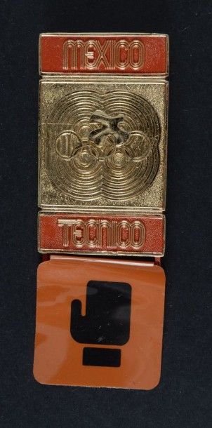null 1968. Mexico. Badge officiel de technicien pour les épreuves de boxe. En métal...