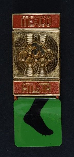 null 1968. Mexico. Badge officiel de participant aux épreuves d'athlétisme. En métal...