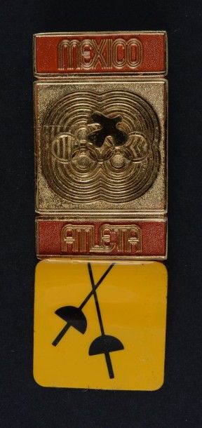 null 1968. Mexico. Badge officiel de participant aux épreuves d'escrime. En métal...