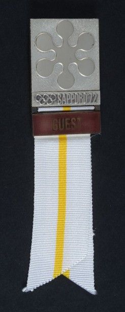 null 1972. Sapporo. Badge officiel Guest «invité». En métal argenté avec son ruban....