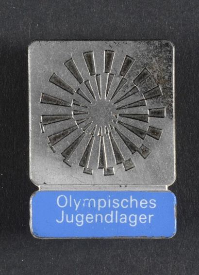 null 1972. Munich. Badge de participant pour les bénévoles. En métal argenté. Dim....
