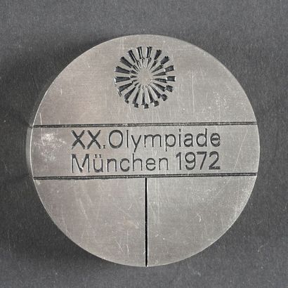 null 1972. Munich. Médaille de participant. En acier. Par F. Köning. Diamètre 49...