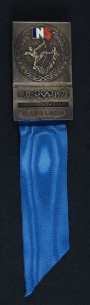null 1972. Badge officiel de la Préparation Olympique à l'I.N.S. (Institut National...