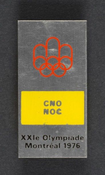 null 1976. Montréal. Badge officiel du CNO «Comité National Olympique». En métal...