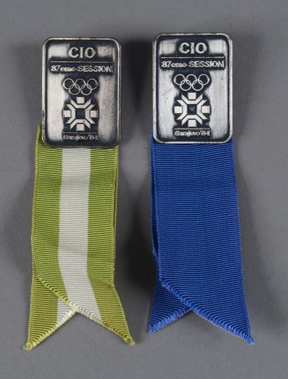 null 1984. Sarajevo. 2 badges officiels avec leurs rubans de la 87e session du Comité...