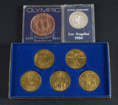 null 1984. Los Angeles. Lot de médailles souvenir de la XXIIIe Olympiade. L'une,...