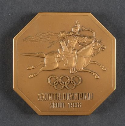 null 1988. Séoul. Médaille commémorative. En bronze. Dim. 65 x 65 mm. Dans sa boîte...