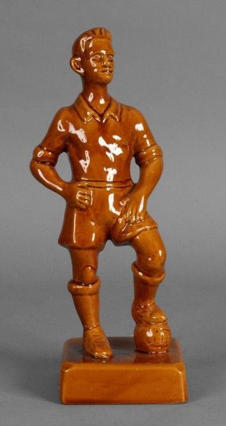 null Statuette en faience «Le Footballeur». Vers 1940. Hauteur 32,5 cm. Bon état
