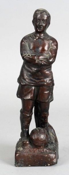 null Statuette en plâtre. «Footballeur au ballon». Circa 1920. Patine bronze. Hauteur...