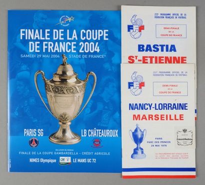 null Lot d'environ 18 programmes de finales de Coupe de France de football entre...
