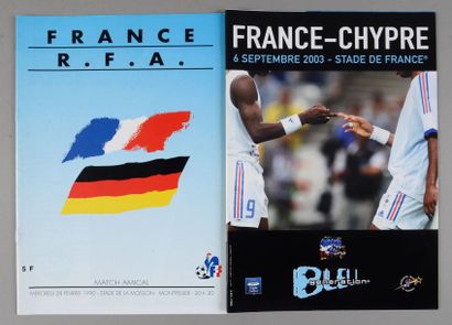 null Lot d'environ 30 programmes de matchs de l'équipe de France de football des...