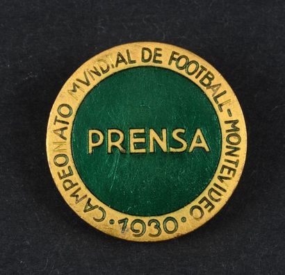 null Rare badge officiel de presse pour la Coupe du Monde 1930. En bronze doré et...