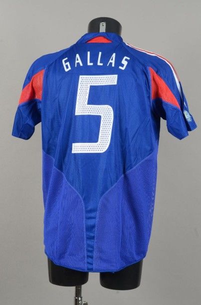 null Maillot de William Gallas n°5 avec l'équipe de France lors de la rencontre face...