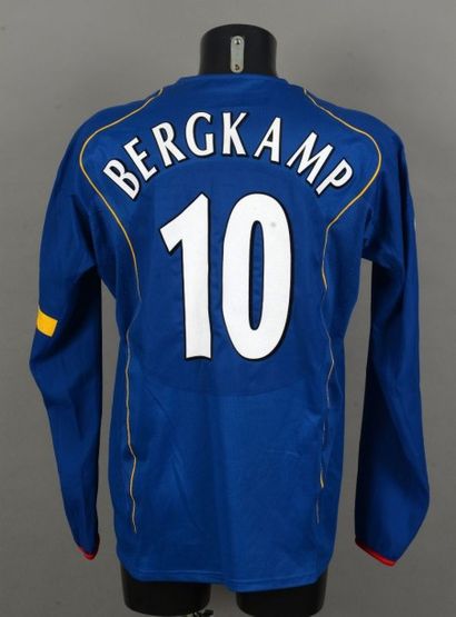 null Maillot de Denis Bergkamp n°10 avec Arsenal lors de la Champions' League 2004-2005....