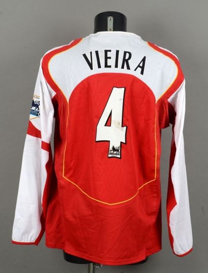 null Maillot de Patick Vieira n°4 avec Arsenal porté lors de la saison 2004-2005....