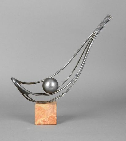 null Sculpture sur socle marbre. «Chistera et sa balle». En métal chromé. Vers 1960....