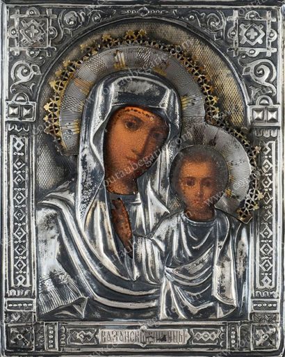 null VIERGE DE KAZAN.
Tempera sur bois, ornée d'une riza en argent, avec nimbe ajourée.
Usures...