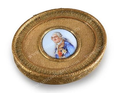 LOUIS XVI, roi de France Boîte en bronze doré, de forme ovale, ornée d'un médaillon...