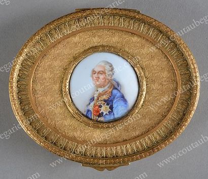 LOUIS XVI, roi de France Boîte en bronze doré, de forme ovale, ornée d'un médaillon...