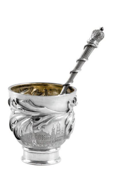 null Tasse en argent, de la Maison BOLIN, à décor d'une vue du Kremlin, gravé et...