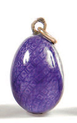 null OEuf miniature pendentif, en argent et émail violet translucide sur fond guilloché....