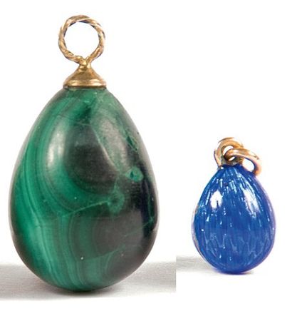 null Lot de deux oeufs miniatures pendentifs, en malachite et en lapis-lazuli. Travail...
