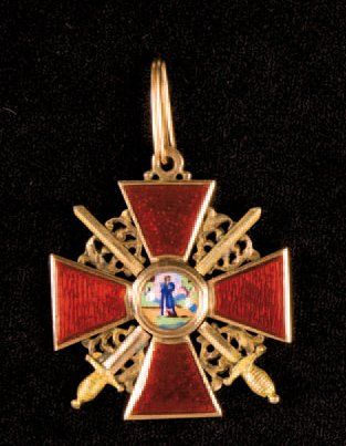 Croix de Sainte-Anne en or et email. Glaive...