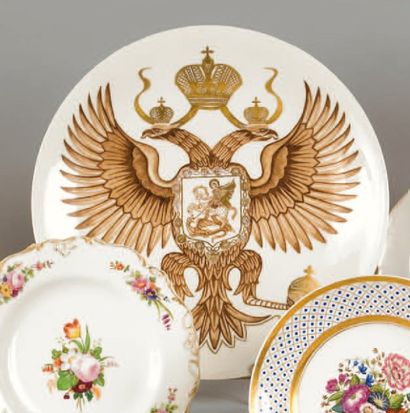 null Grande assiette commemorative en porcelaine, à décor au centre de l'aigle impériale...