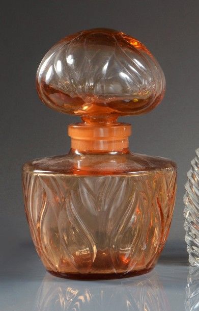 FABERGE «Fleur du Monde» - (1971).
Modèle en verre teinté mandarine avec bouchon...
