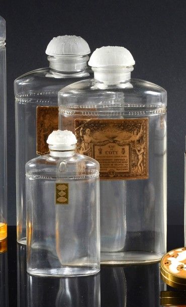 COTY - (années 1920) Ensemble de trois flacons en verre incolore pressé moulé de...