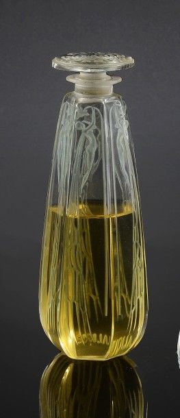 Coty «Le Cyclamen» - (années 1910).
Flacon en verre incolore pressé moulé de section...