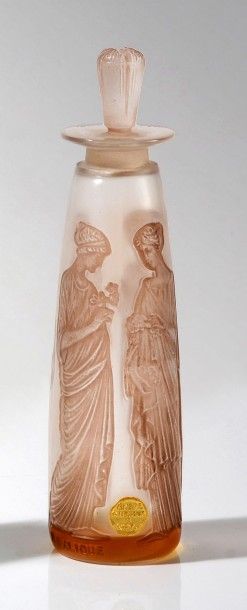 Coty «L'Ambre Antique» - (1908).
Flacon en verre incolore pressé moulé dépoli satiné...
