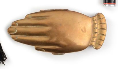 VOLUPTÉ «Golden Gesture» - (1949 - Etats-Unis).
Elégant poudrier en laiton estampé...