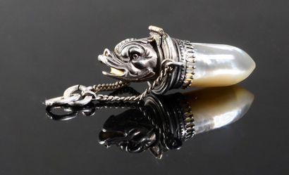 Karl Fabergé - (années 1880-1890 Russie Impériale) Rare flacon à parfum en corne...