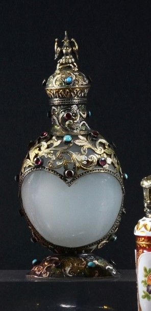 Travail Autrichien - (1890-1900) Spectaculaire flacon à parfum en verre opaque blanc...