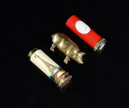 Divers Parfumeurs - (années 1920-1950) Ensemble de trois étuis de rouge à lèvres:...